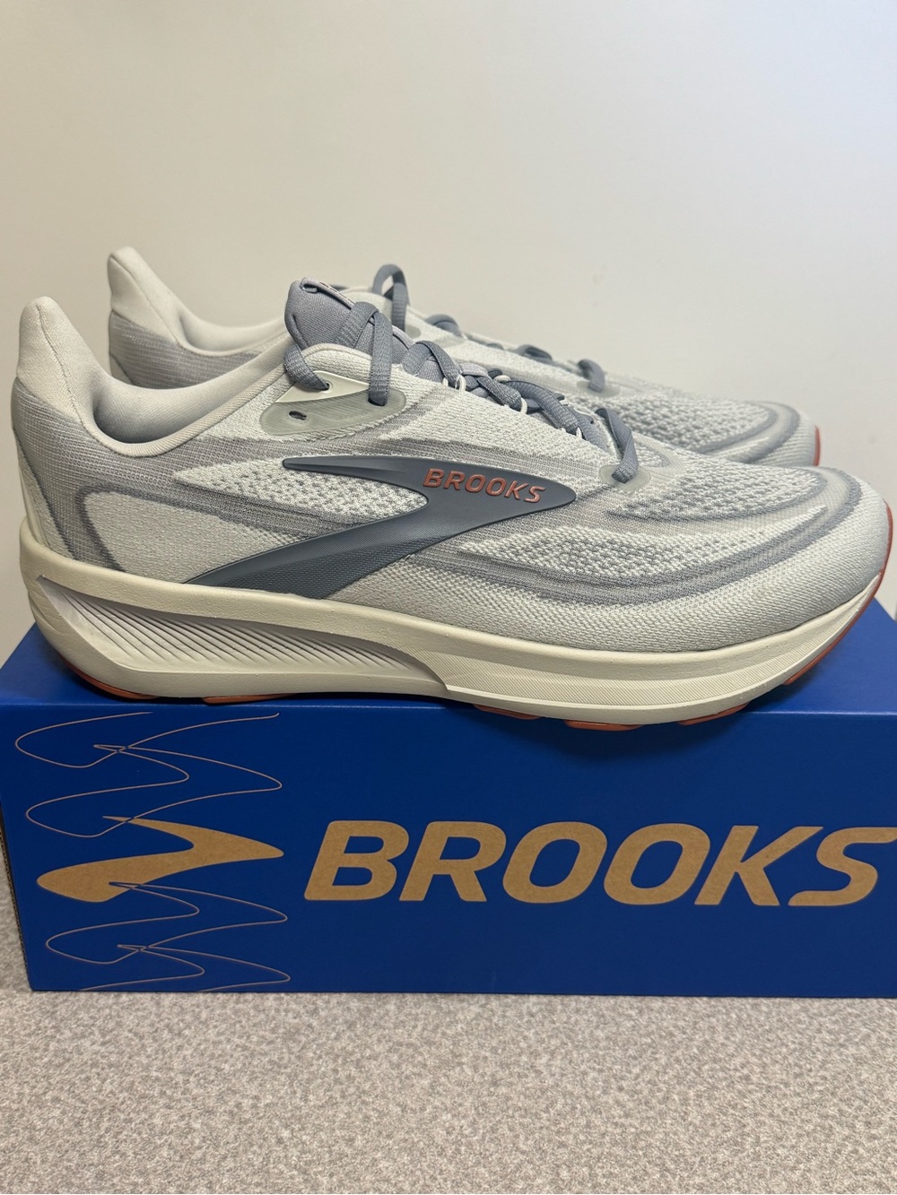 Brooks Revel 9 Grey Brown Size 10 (WIDE)  1104992E092